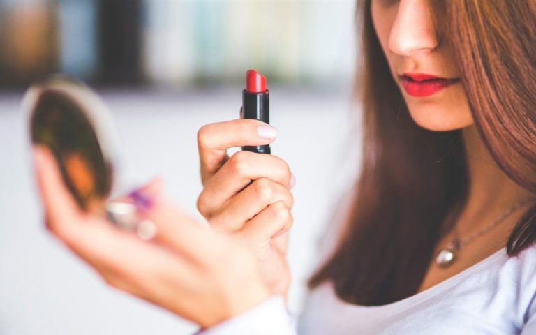 Cam Girl Makeup: 11 Makeup Tips & Tricks for Camming